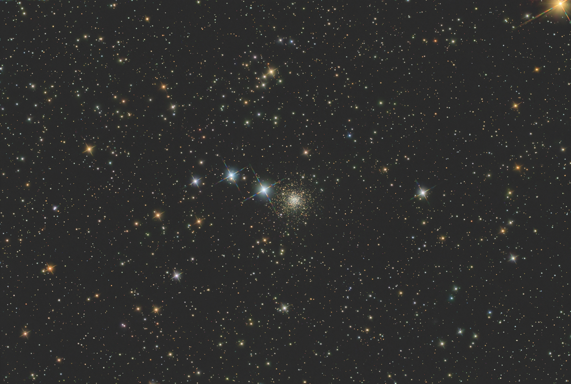 NGC 2419, auch Galactic Wanderer genannt, ist ein offener Sternhaufen im Sternbild Kepheus. Es ist stark gerötet und enthält ungewöhnlich viele rote Riesen und Überriesen.